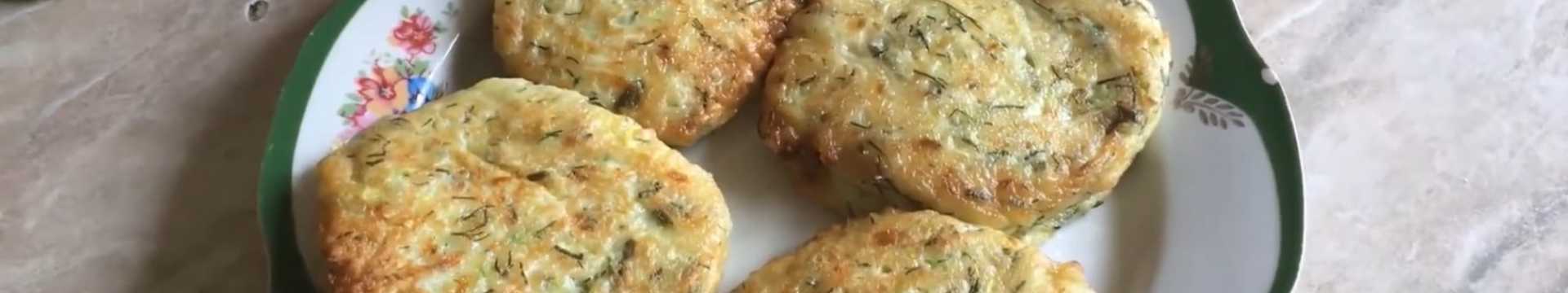 Clătite de dovlecei într-o tigaie cu usturoi și ierburi