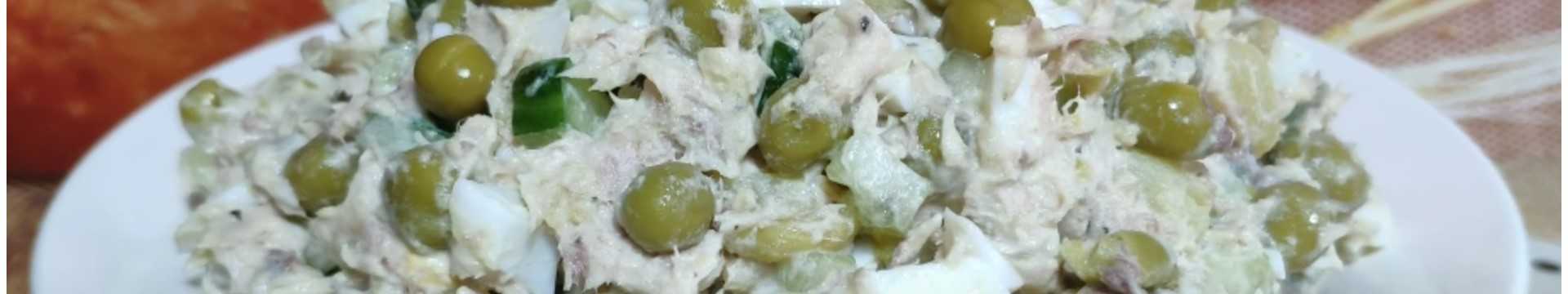 Salade avec du poisson en conserve et des pommes de terre