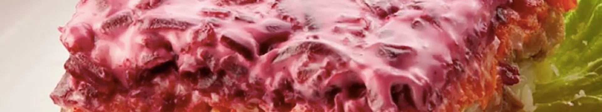 Hareng sous un manteau de fourrure avec des pommes