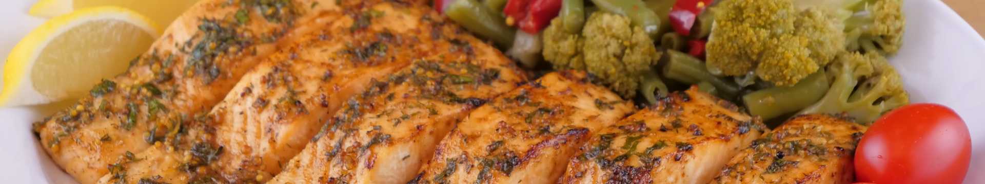 Saumon cuit au four avec des légumes