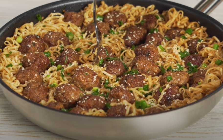 Recette : Boulettes de viande à l'asiatique avec des nouilles