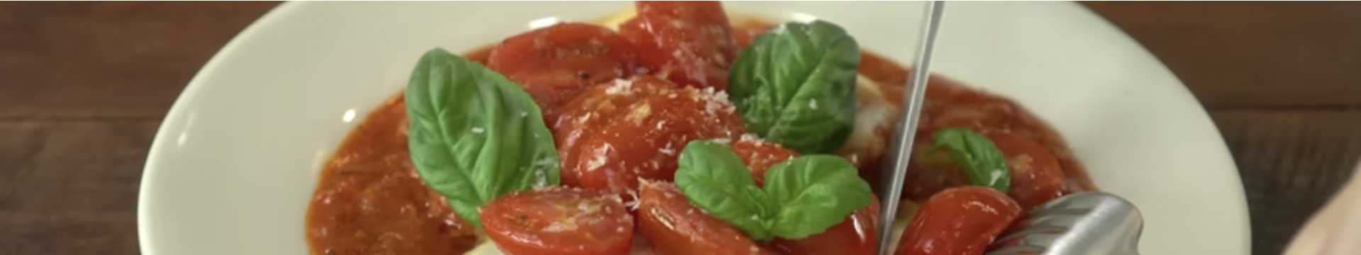 Blanc de poulet au fromage et aux tomates dans une poêle