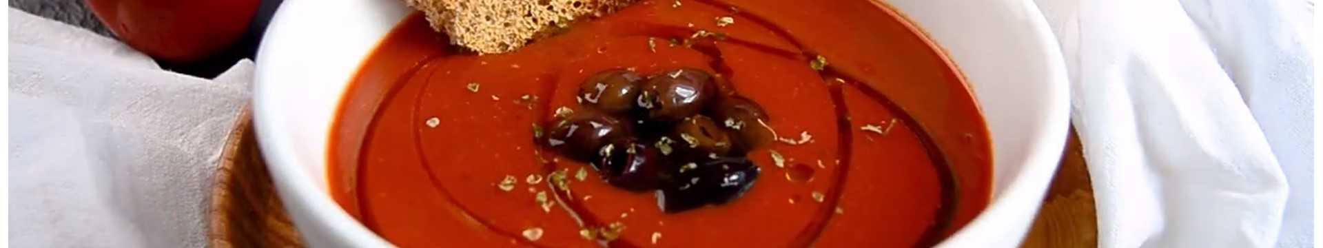 Soupe de tomates préparée avec des tomates fraîches