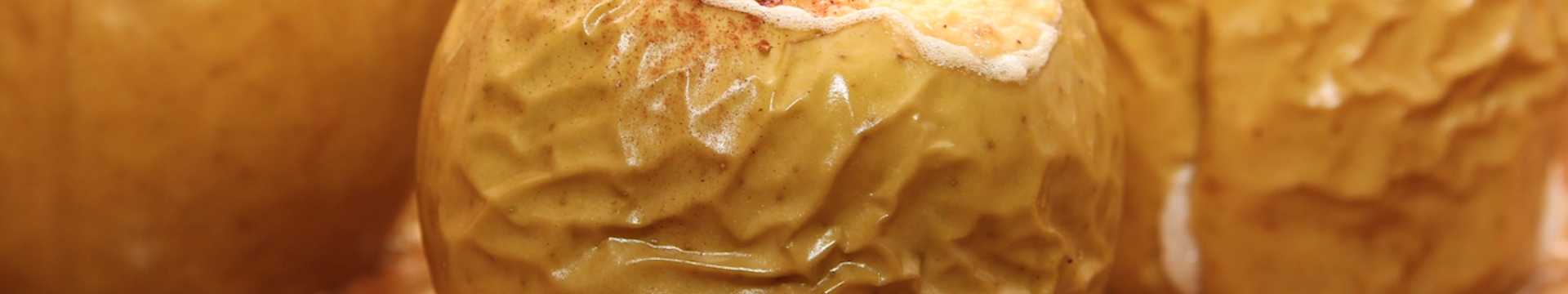 Pommes cuites au four avec du fromage blanc et de la cannelle