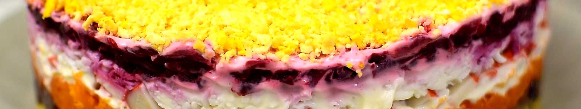 Hareng sous un manteau de fourrure avec des bâtonnets de crabe