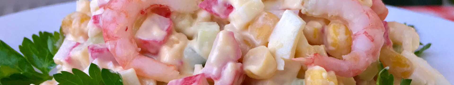 Salade festive avec bâtonnets de crabe, crevettes et maïs