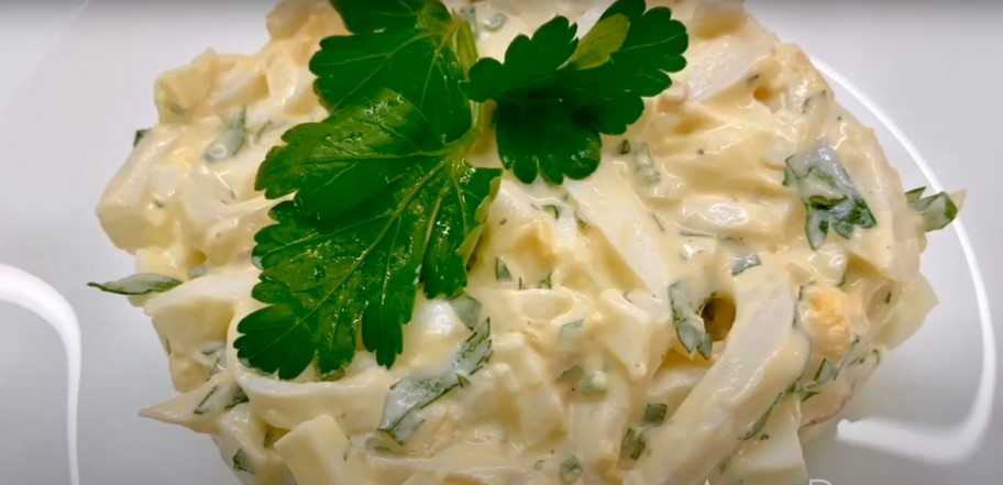 Recette : Salade classique de calamars aux œufs et aux oignons