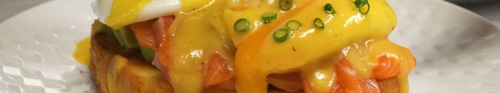 Œufs Bénédicte à la sauce hollandaise