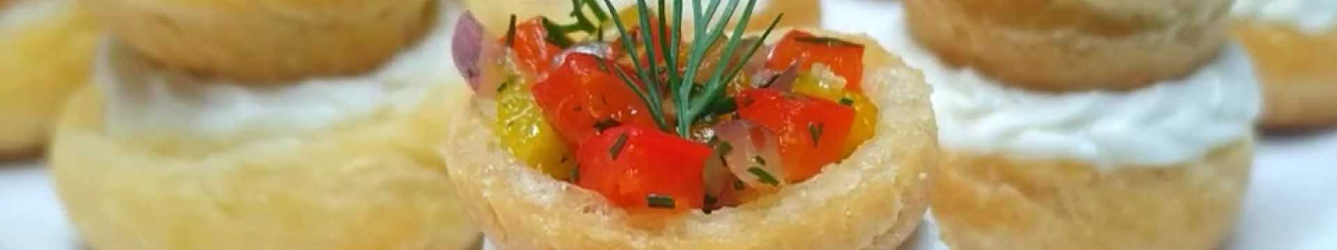 Apéritif en pâte à choux au fromage et aux légumes