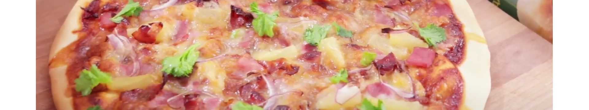 Pizza hawaïenne au poulet et à l'ananas au four