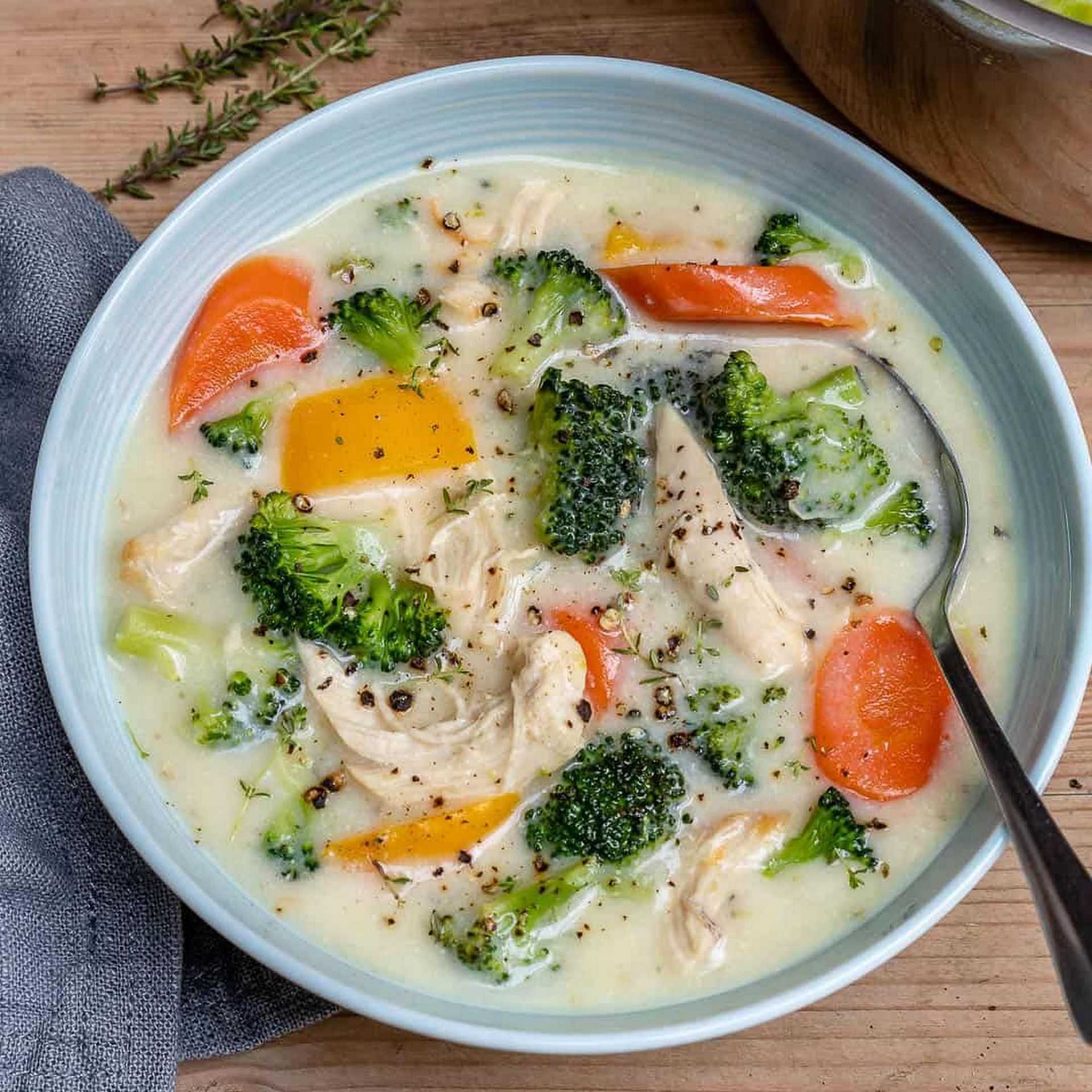 Soupe crémeuse au poulet et aux légumes