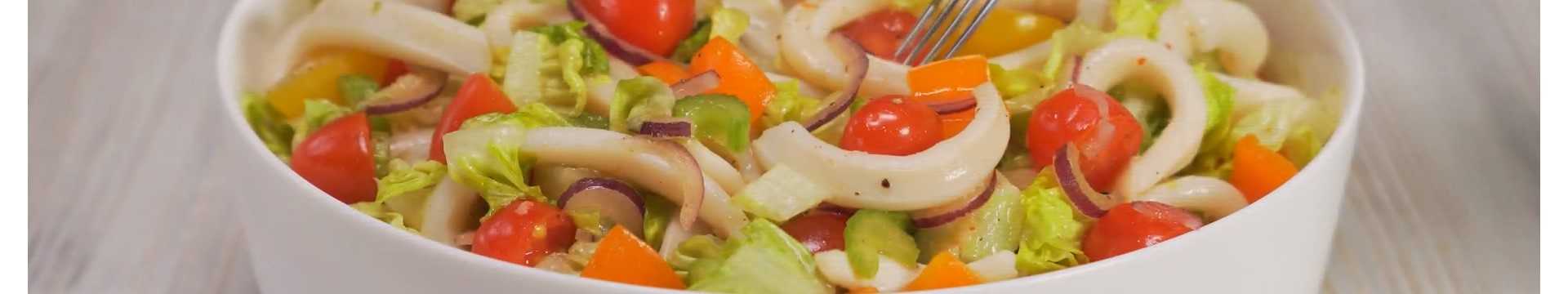 Salade tiède de calamars et de légumes avec une sauce épicée