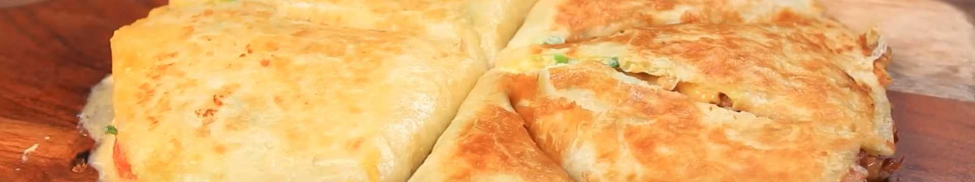 Quesadilla aux œufs avec deux garnitures