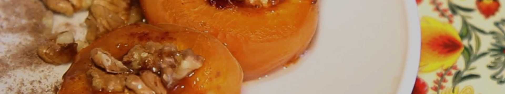 Abricots cuits au four avec du miel et des noix