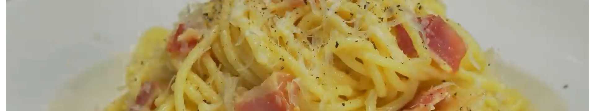 Pâtes carbonara sans crème avec du bacon