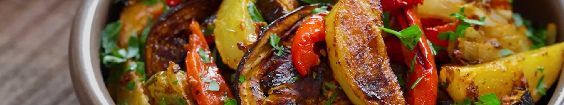 Légumes cuits au four dans une sauce tomate épicée